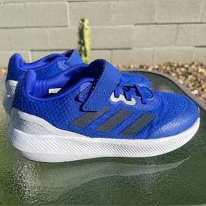 Size 2.5 boys adidas Velcro strap shoes.